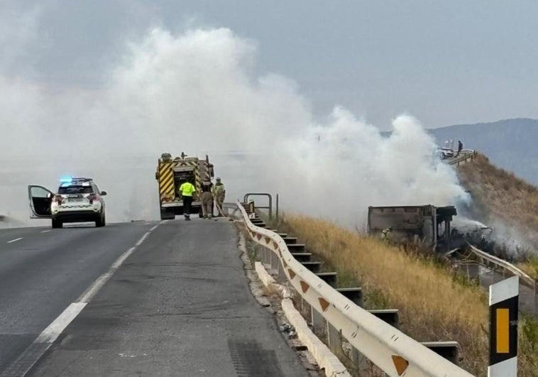 Herido el conductor de un camión al volcar y prenderse fuego en la autovía A-30, a la altura de la salida hacia Lorquí